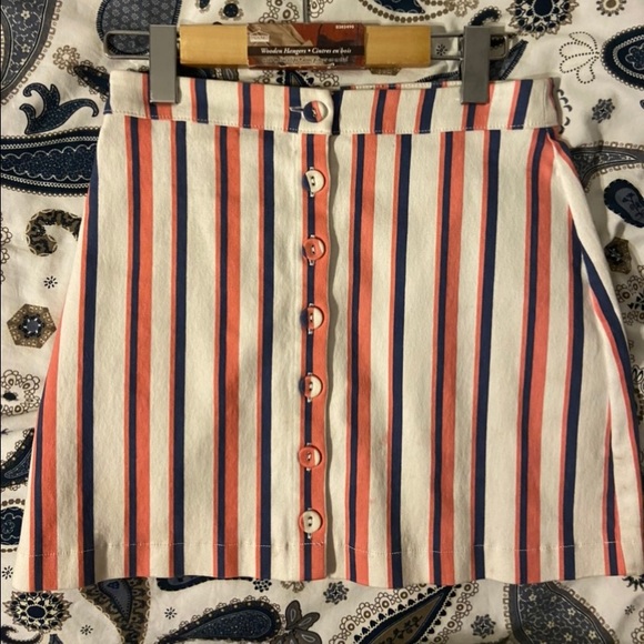 Skirt with buttons - Picture 1 of 2